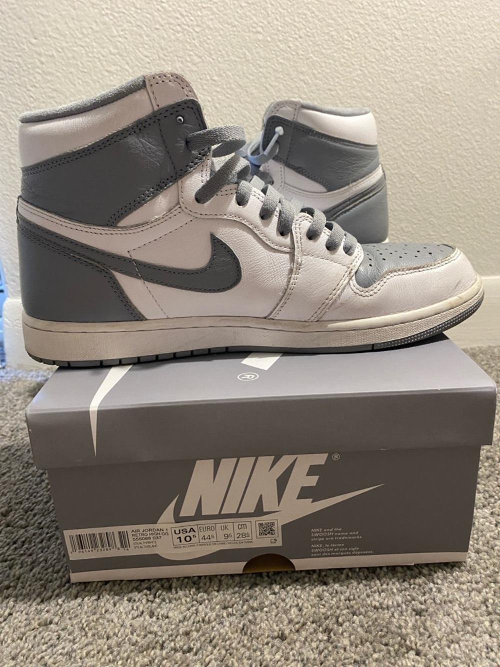 Nike Air Jordan 1 Retro High OG - White and Grey